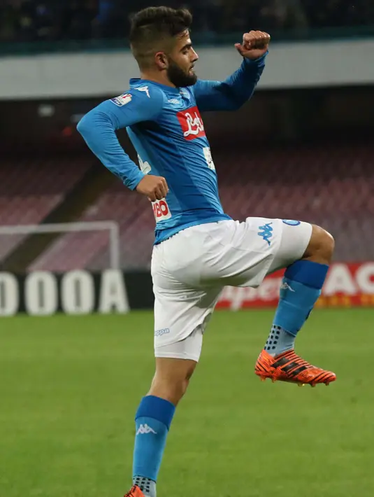 Pemain Napoli, Lorenzo Insigne merayakan gol ke gawang Udinese pada laga Coppa Italia di San Paolo stadium, Naples, (19/12/2017). Napoli menang 1-0. (Cesare Abbate/ANSA via AP)