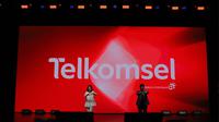 Direktur Utama Telkomsel Hendri Mulya Syam dan Direktur Marketing Telkomsel Rachel Goh mengumumkan logo baru Telkomsel (Foto: Telkomsel).