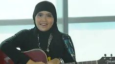 Penyanyi yang dulunya menyanyikan lagu pop ini berubah drastis. Sempat tampil terbuka, Sinta Priwit kini berubah sekaligus menelurkan single religinya. Seperti apa ceritanya, saksikan di Starlite!