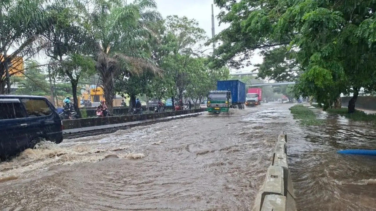 Banjir menggenangi ruas Jalan Daan Mogot
