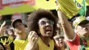 Ekspresi fans cantik Brasil setelah timnya membobol gawang Kosta Rika pada laga grup E Piala Dunia 2018 di Rio de Janeiro, Brasil, (22/6/2018). Brasil menang 2-0. (AP/Silvia Izquierdo)