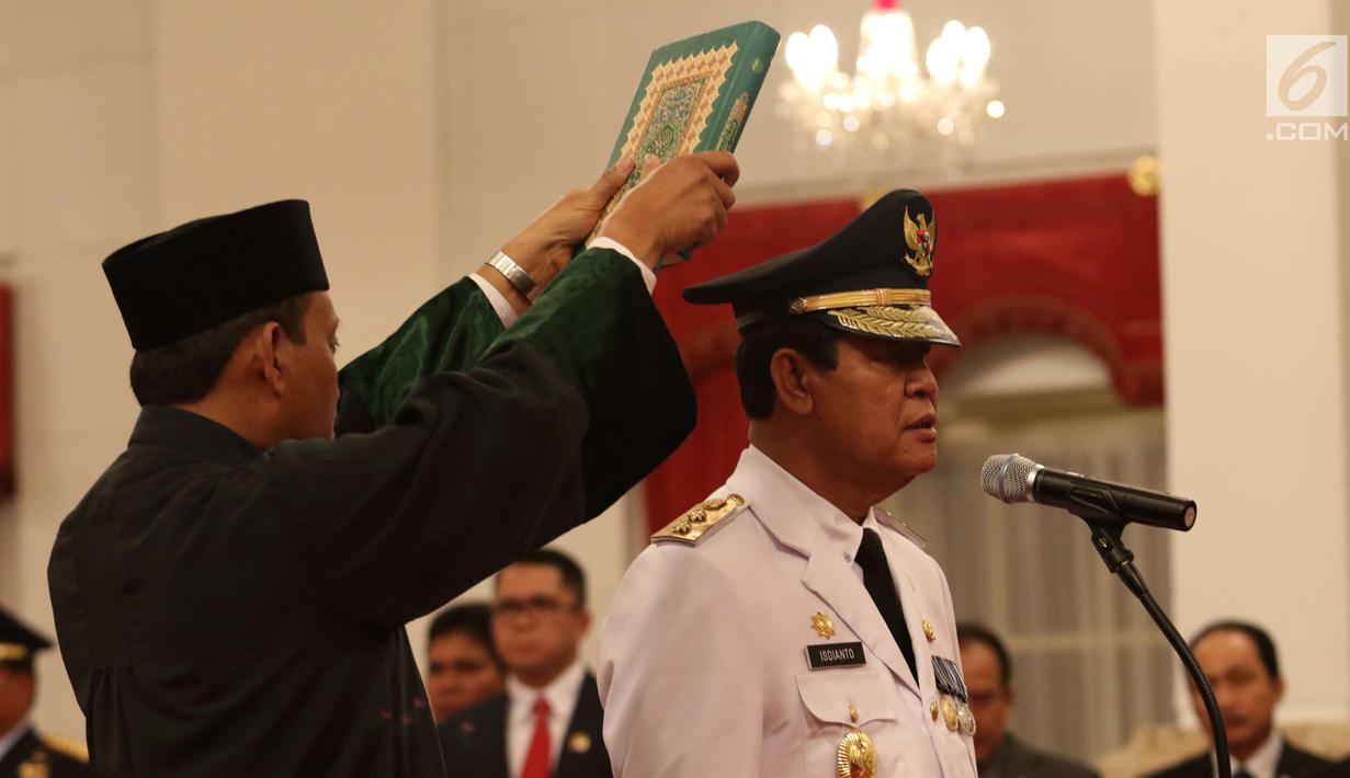 Pengambilan sumpah Isdianto saat dilantik oleh Presiden Jokowi menjadi Wakil Gubernur Kepulauan Riau (Kepri) di Istana Negara, Jakarta, Selasa (27/3). Isdianto resmi menjabat sebagai Wakil Gubernur Kepri periode 2016-2021. (Liputan6.com/Angga Yuniar)