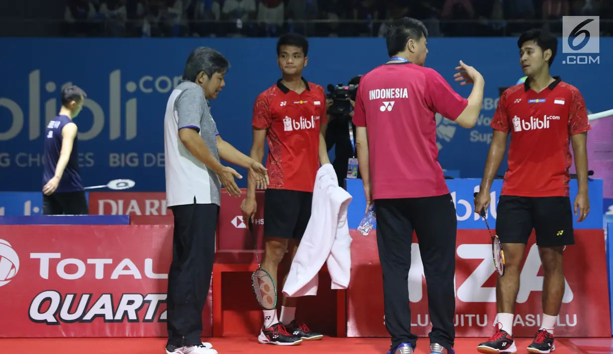 Ganda putra Indonesia, Ricky Karandasuwardi/Angga Pratama menyimak arahan pelatih saat melawan He Jiting/Tan Qiang (China) pada 32 besar Indonesia Open 2018 di Istora GBK, Jakarta, Rabu (4/7). Ricky/Angga unggul. (Liputan6.com/Helmi Fithriansyah)