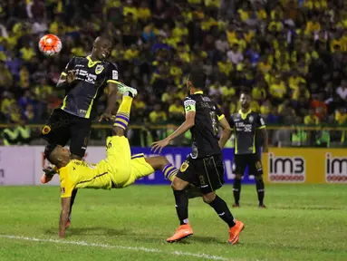 Pemain Gresik United, Patrick Da Silva (tengah) mencetak gol indah ke gawang Sriwijaya FC pada laga Torabika SC2016 di Stadion Tridarma Gresik, Minggu (12/6/2016).  (Bola.com/Nicklas Hanoatubun)