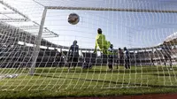 Copa America: Pemain Paraguay Lucas Barrios mencetak gol ke gawang Uruguay  (REUTERS/Marcos Brindicci)