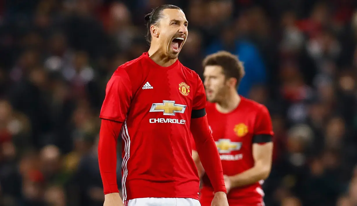 Penyerang MU, Zlatan Ibrahimovic melakukan selebrasi usai mencetak ke gawang West Ham United di perempat final Piala Liga (EFL Cup) di Stadion Old Trafford, Inggris, (1/12). MU menang telak atas West Ham 4-1. (Reuters/Jason Cairnduff)