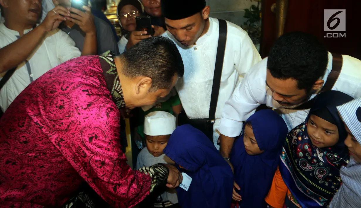 Ketua DPR RI Bambang Soesatyo saat menggelar halalbihalal di kediamannya di Jakarta, Jumat (15/6). Kegiatan rutin dalam rangka merayakan hari raya Idul Fitri 1439 H ini dihadiri oleh pejabat, legislator serta masyarakat umum. (Liputan6.com/Johan Tallo)