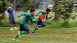 Pemain depan timnas Indonesia U-23, Ilham Udin Armayin (kanan) beradu cepat lari dengan rekan setimnya saat berlatih di Lapangan Sutasoma, Halim Perdanakusuma, Jakarta, Rabu (25/3/2015). (Liputan6.com/Helmi Fithriansyah)