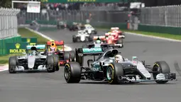Pebalap Mercedes, Lewis Hamilton, memimpin sejak start balapan F1 GP Meksiko di Sirkuit Autodromo Hermanos Rodriguez, Senin (31/10/2016) dini hari WIB. (AFP/Alfredo Estrella)