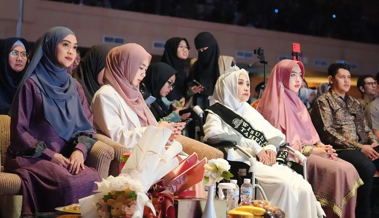 Ibunda Oki dan Ria Ricis wisuda bersama 160 murid lainnnya. Wisuda dilaksanakan di Menara 165 Jakarta Selatan Senin (11/9). [Instagram/okisetianadewi]