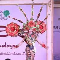 39 Finalis Puteri Indonesia unjuk kebolehan di ‘Malam Bakat Seni dan Budaya’. (Bintang.com/Nurwahyunan)