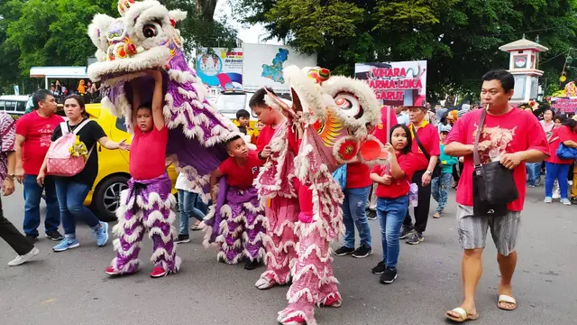 Dengan warna yang mencolok, beberapa kelompok seni barongsai di Garut, mempertontontak keahliannya dalam memberikan hiburan bagi masyarakats aat perayaan Cap Go Meh tahun ini