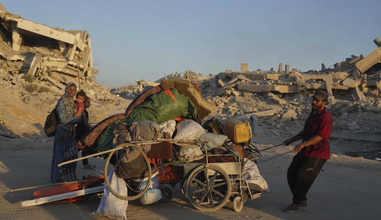 Warga Palestina yang mengungsi dari Jalur Gaza utara memindahkan barang-barang mereka di sepanjang Jalan Laut, di Kota Gaza, Senin, 1 September 2025. (AP Photo/Jehad Alshrafi)