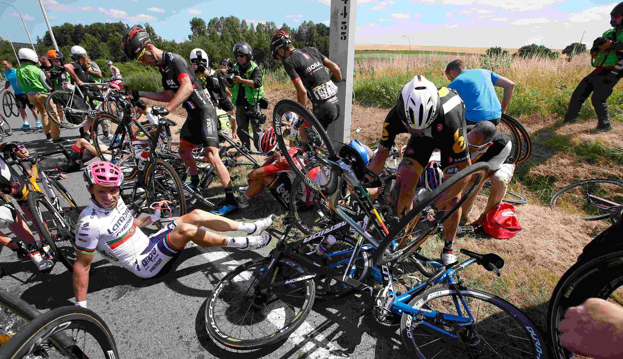 Sejumlah pebalap mengalami insiden kecelakaan saat babak ketiga Tour de France dari Anvers ke Huy di Belgia, Senin (6/7/2015). (REUTERS/Eric Gaillard)