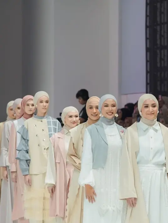 Penampilannya tampak anggun dengan hijab dan busana Muslimah berwarna kalem. [Instagram.com/daraarafah]