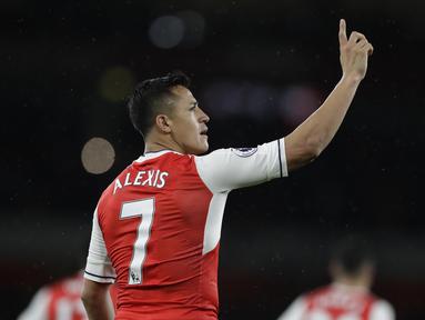 Alexis Sanchez merayakan golnya ke gawang Sunderland pada lanjutan Premier League di Emirates Stadium, London, (16/5/2017). Arsenal menang 2-0. (AP/Matt Dunham)