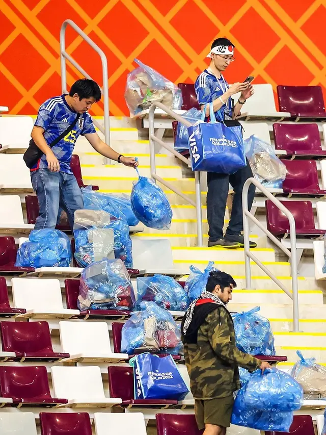 6 Aksi Suporter Jepang Bersih-Bersih Stadion Piala Dunia 2022, Sifat Disiplin Banjir Pujian