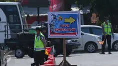 Papan penunjuk arah contra flow terpasang di jalur alteri Brebes Timur, Jawa Tengah, Senin (4/7). Petugas menambah jangkauan contra flow yang sebelumnya 10 km menjadi 12 km untuk mengurai kemacetan panjang di kawasan tersebut. (Liputan6.com/Angga Yuniar)