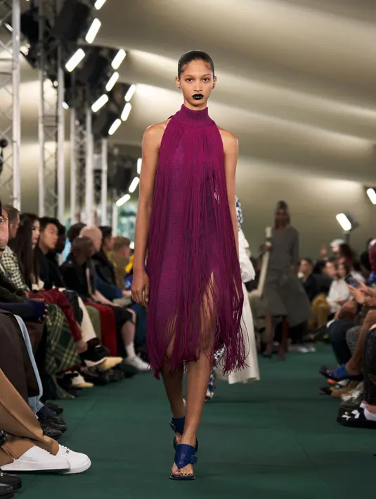 Ini merupakan presentasi kedua Burberry di bawah arahan direktur kreatif Daniel Lee setelah rumah mode Inggris yang didirikan tahun 1856 itu menyerahkan tongkat estafetnya pada Lee di pertengahan 2022. [Dok/Burberry]