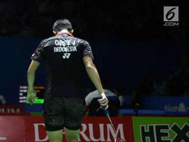 Tunggal putra Indonesia Jonatan Christie tertunduk saat melawan pebulutangkis Denmark, Viktor Axelsen pada babak pertama Indonesia Open 2018 di Istora GBK, Jakarta, Selasa (3/7). Jonatan kalah10-21, 19-21. (Liputan6.com/Helmi Fithriansyah)