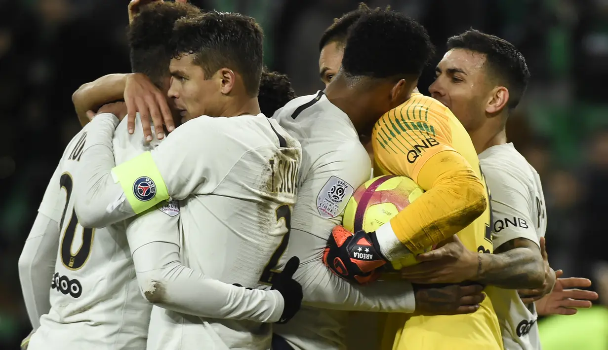 Perayaan kemenangan pemain PSG saat peluit panjang ditiupkan pada laga lanjutan Ligue 1 yang berlangsung di stadion Geoffroy-Guichard, Loire, Senin (18/2). PSG menang 1-0 atas St-Etienne. (AFP/Philippe Kiasek)