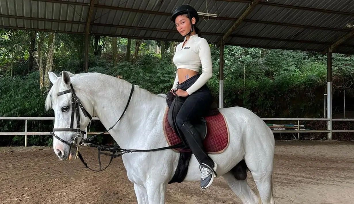 Penampilan Sarah Tumiwa juga terlihat tetap stylish saat berkuda. Mengenakan makeup natural saat berkuda, pesona cantik wanita yang disebut mirip dengan Bonge versi cewek ini makin terpancar.(Liputan6.com/IG/@sarahtumiwa)