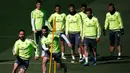 Daniel Carvajal (kiri) dan Isco berlari selama sesi pelatihan jelang "EL Clasico" melawan Barcelona di Valdebebas, Madrid, Spanyol  (1/4). Real Madrid akan bertandang ke stadion Camp Nou kandang Barcelona. (REUTERS/Sergio Perez)