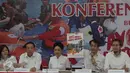 Ketua bulan dana PMI Handaka Santosa (dua kanan) beserta jajaran PMI memberikan keterangan pers di Gedung PMI Jakarta, Jumat (16/10/2015). Kegiatan bulan dana PMI 2015 bertujuan menghimpun dana kemanusian dari masyarakat. (Liputan6.com/Angga Yuniar)