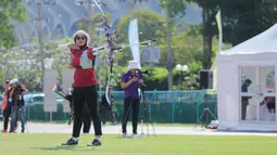 Bertanding di Football Field 1, Sports Authority of Thailand, Bangkok, Thailand, Rabu (17/12/2025), Diananda Choirunisa menunjukkan performa impresif sejak babak awal. Tampak dalam foto, atlet panahan Indonesia, Diananda Choirunisa saat bertanding di nomor individual recurve putri SEA Games 2025 di Football Field 1, Sports Authority of Thailand, Bangkok, Rabu (17/12/2025). (Bola.com/Bagaskara Lazuardi)