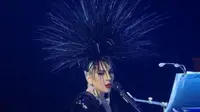 Untuk ke-4 Kalinya Lady Gaga Gunakan Aksesoris Milik Desainer Rinaldy Yunardi