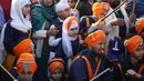 Anak-anak menonton atraksi yang ditampilkan prajurit Sikh selama prosesi keagamaan menjelang ulang tahun kelahiran Guru Gobind Singh di Jammu, India (2/1). Guru Gobind Singh juga seorang prajurit, penyair dan filsuf. (AP Photo / Channi Anand)
