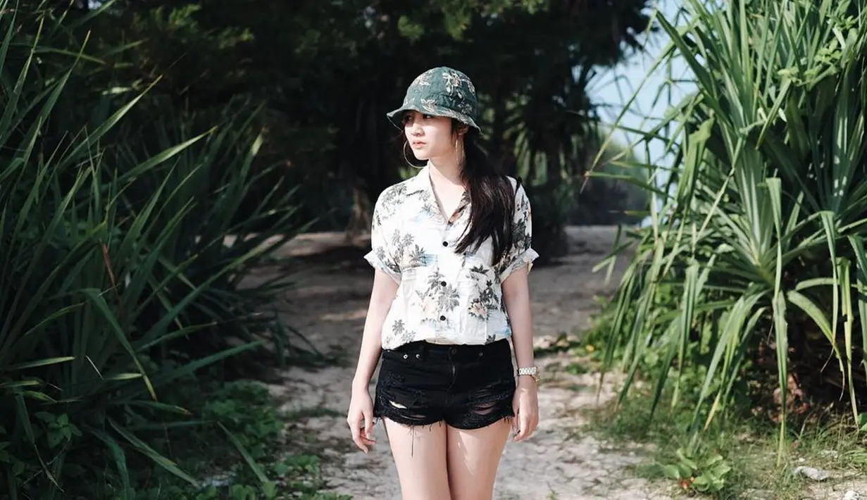 Jadi, selebriti di usia muda, gaya fashion Febby pun tak lepas jadi sorotan. Febby kerap memposting foto dirinya di akun media sosial miliknya. Dari foto-foto tersebut, ia punya selera fashion yang casual namun tetap cantik. (Liputan6.com/IG/@febbyrastanty)