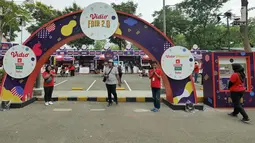 Petugas menyambut pengunjung di pintu masuk acara Vidio Fair 2.0 di Mall Gandaria City, Jakarta, Sabtu (3/11). Acara Vidio Fair 2.0 diramaikan dengan berbagai macam kegiatan yang dari pukul 07.00 - 22.00 WIB. (Liputan6.com/Herman Zakharia)