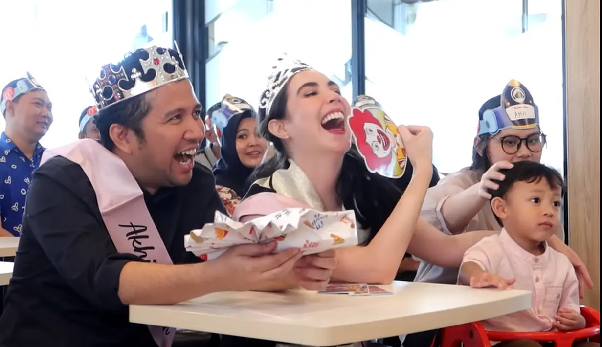 "Bener-bener surprise di luar dugaan waktu akhirnya aku dan mas Emil buka mata! Super gokil tapi bikin happy bangettt," tulis Arumi di akun instagramnya. [Youtube/Arumi Bachsin]