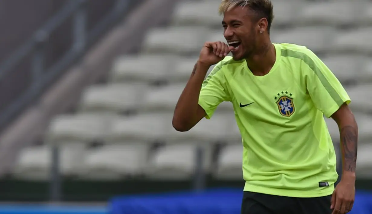  Persiapan dengan gaya santai ini memang diperbolehkan oleh Pelatih Luiz Felipe Scolari, sebab skuat Brasil sedang dalam tekanan besar agar bisa menjadi juara Piala Dunia di negaranya sendiri, Brasil, Senin (16/6/2014) (AFP Photo/VANDERLEI ALMEIDA)