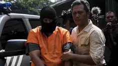 Aparat kepolisian berhasil mengamankan tersangka penipuan Wedding Organizer berinisial AM, di Mapolres Jakarta, Barat, Senin (25/5/2015). Kerugian akibat penipuan jasa resepsi pernikahan tersebut mencapai Rp. 1,6 miliar. (Liputan6.com/Johan Tallo)