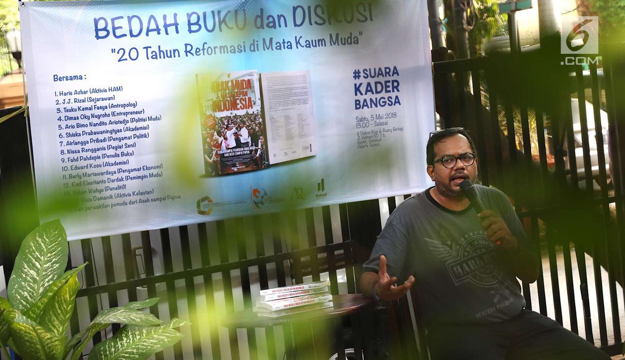 Aktivis HAM Haris Azhar menjadi pembicara dalam bedah buku dan diskusi bertajuk “20 Tahun Reformasi di Mata Kaum Muda”, Jakarta (5/5). Acara mengulas pandangan peran generasi muda Indonesia sebagai insan penerus bangsa. (Liputan6.com/Immanuel Antonius)