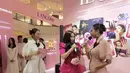 Titi DJ juga hadir, ia lebih memilih mengenakan dress panjang fuschia dengan aksen bunga besar di bagian rok. Ia pun membawa clutch pink bentuk bibir. [@mariarahajeng]