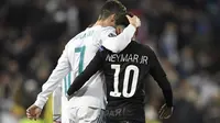 Dua bintang sepak bola, Cristiano Ronaldo (Real Madrid/kiri) dan Neymar (PSG/kanan), saat menuju ruang ganti pemain pada saat jeda leg pertama babak 16 besar Liga Champions di Santiago Bernabeu, Madrid, Rabu (14/2/2018). (AFP/Gabriel Bouys)