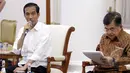 Presiden Joko Widodo (kiri) didampingi Wakil Presiden Jusuf Kalla memimpin rapat bersama kabinet kerja di Istana Bogor, Jawa Barat, Senin (16/2/2015). (Liputan6.com/Faizal Fanani)
