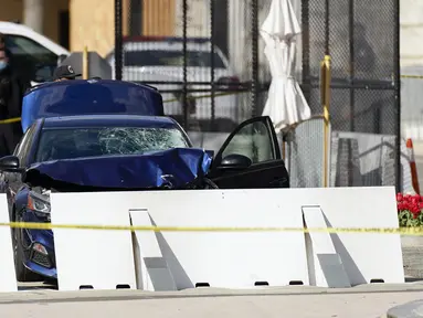 Mobil yang menabrak penghalang Capitol Hill terlihat dekat sisi Senat Capitol AS, Washington, Amerika Serikat, Jumat (2/4/2021). Dua polisi di Gedung Capitol ADS diserang orang tak dikenal. (AP Photo/Carolyn Kaster)
