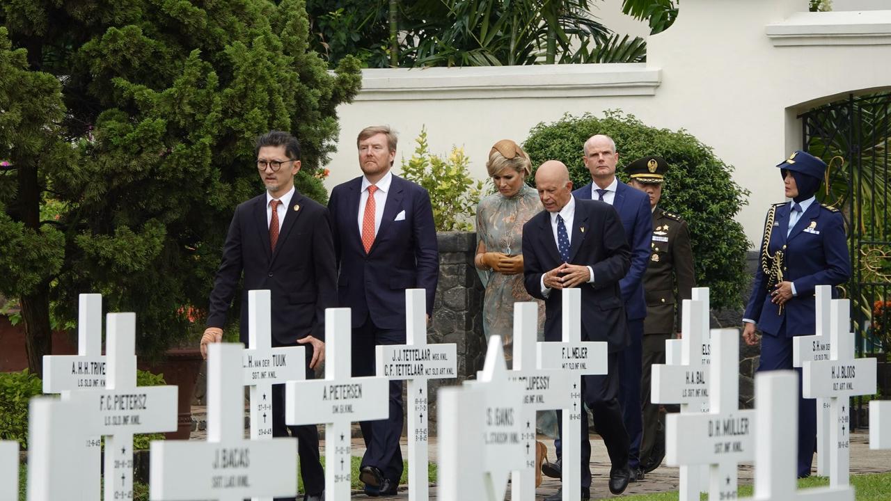 Raja dan Ratu Belanda melakukan ziarah ke makam pahlawan Belanda di Menteng Pulo.