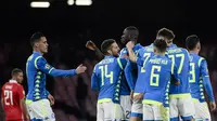 Asa Napoli untuk lolos ke babak 16 besar semakin besar usai mengalahkan Red Star Belgrade pada laga lanjutan Liga Champions Grup C yang berlangsung di stadion San Paulo, kamis (29/11). Napoli menang 3-1 atas Red Star Belgrade. (AFP/Fillipo Monteforte)