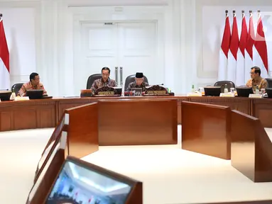 Presiden Joko Widodo (keempat kiri) didampingi Wakil Presiden Ma'ruf Amin (ketiga kanan) memimpin rapat terbatas di Kantor Presiden, Jakarta Kamis (9/1/2020). Rapat kabinet terbatas tersebut membahas tentang penanganan kasus kekerasan terhadap anak. (Liputan6.com/Angga Yuniar)