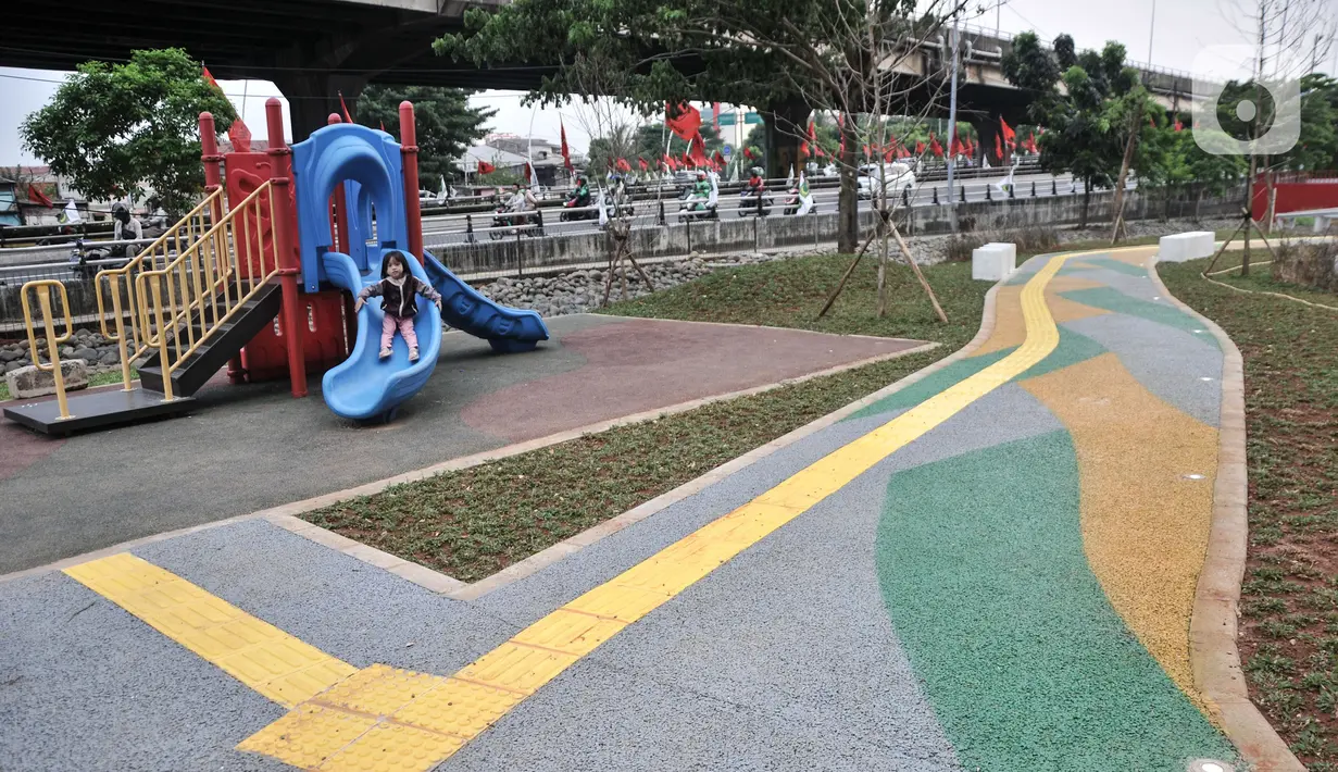 Anak-anak saat bermain salah satu fasilitas di Taman Link In Park, Cempaka Putih, Jakarta Pusat, Kamis (12/1/2023). Pemprov DKI melalui Dinas Pertamanan dan Hutan Kota (Distamhut) DKI Jakarta akan segera meresmikan taman baru viral Link In Park dengan inspirasi nama band rock asal Amerika Serikat dengan sejumlah fasilitas di taman tersebut antara lain, area skateboard, fitness outdoor, area bermain anak, toilet, hingga rumah hobbit yang akan diresmikan pada Februari mendatang. (merdeka.com/Iqbal S Nugroho)
