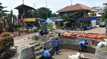 Petugas dari Dinas Sumber Daya Air (SDA) Bidang Aliran Tengah saat menyelesaikan pembangunan Taman Robika di Pintu Air Manggarai, Jakarta, Kamis (14/3). (merdeka.com/Iqbal S. Nugroho)