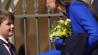 Kate Middleton, Putri Wales, berjabat tangan dengan seorang anak di acara Paskah kerajaan, Minggu, 9 April 2023. (dok. Yui Mok / POOL / AFP)