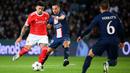 Aksi pemain Benfica, Enzo Fernandez (kiri) saat menghadapi PSG dalam laga Grup H Liga Champions 2022/2023 di Parc des Princes Stadium, Paris (11/10/2022). Gelandang tengah yang baru saja didapatkan Chelsea pada bursa transfer Januari 2023 ini menjadi pemain Argentina termahal sepanjang sejarah. The Blues harus merogoh kocek senilai 121 juta euro atau hampir setara Rp2 triliun untuk memboyongnya dari Benfica. (AFP/Anne-Christine Poujoulat)