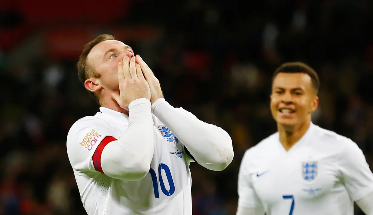 Penyerang Inggris, Wayne Rooney melakukan selebrasi usai mencetak gol kegawang Prancis pada laga persahabatan di Stadion Wembley, London, (18/11). Inggris menang atas Prancis dengan skor 2-0. (Reuters/Darren Staples)