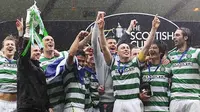 Manajer dan para pemain Celtic merayakan keberhasilan menjuarai Piala Skotlandia usai mengalahkan Motherwell 3-0 pada partai final di Hampden Park, 21 Mei 2011.